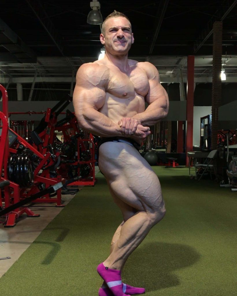 Cody Montgomery ad una settimana dal 2019 JAPAN PRO IFBB posa di side chest