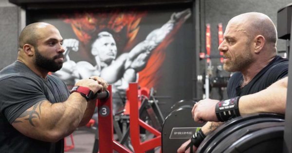 john dela rosa pro ifbb parla con Niel Hill in palestra