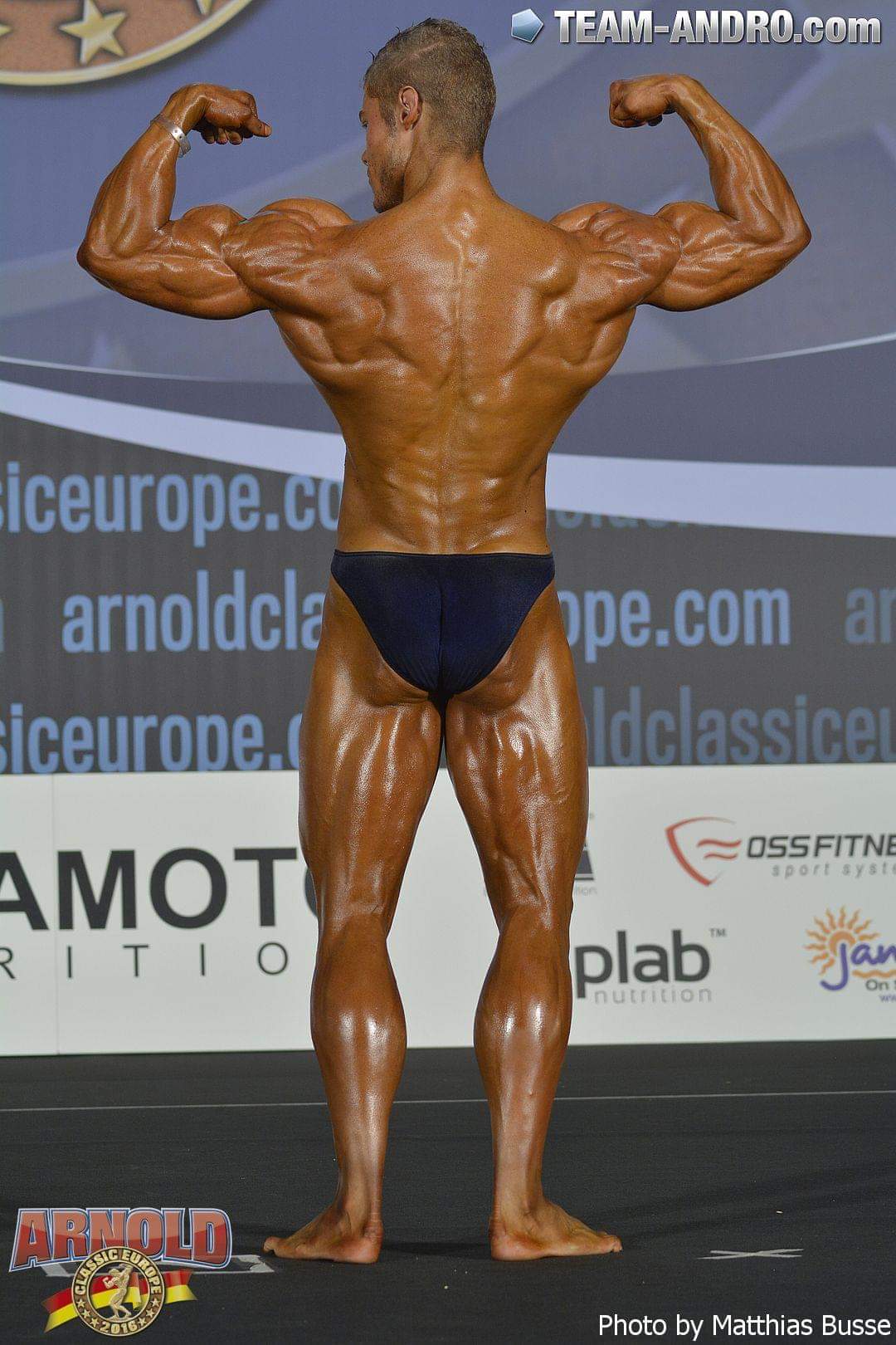 la posa di schiena di Wesley Vissers pro ifbb sul palco dell'Arnold Classic Europe Amateur nel 2016