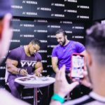 roelly winklaar firma un autografo ad un fans in una fiera del bodybuilding