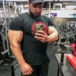 steve kuclo pro ifbb in uno scatto in palestra