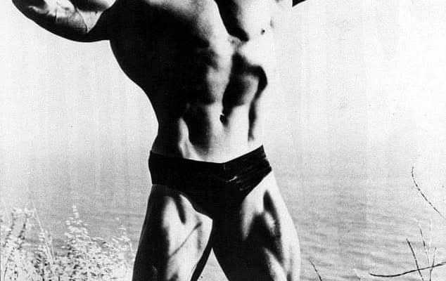 Arnold Schwarzenegger nella posa dell'arcere