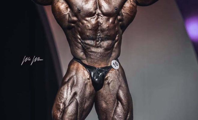 roelly winklaar sul palco del mister olympia nella posa di doppi bicipiti frontali