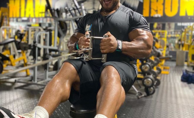 roelly winklaar pro ifbb allena la schiena con il pulley basso