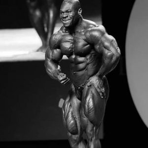 Lionel Beykey pro ifbb esegue la posa di most muscular sul palco di gara