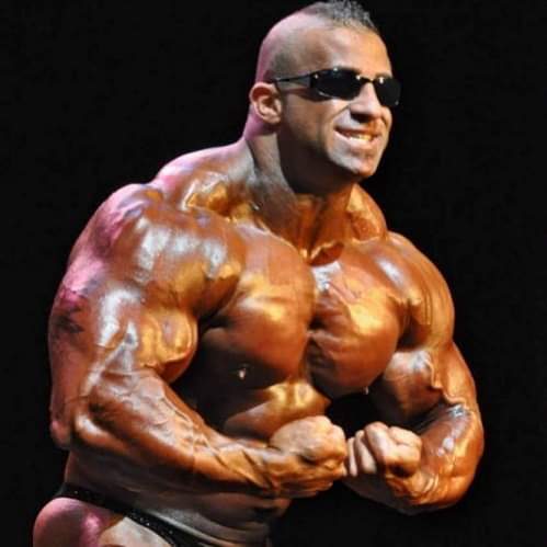 fouad abiad esegue la posa di most muscular durante una guest posing