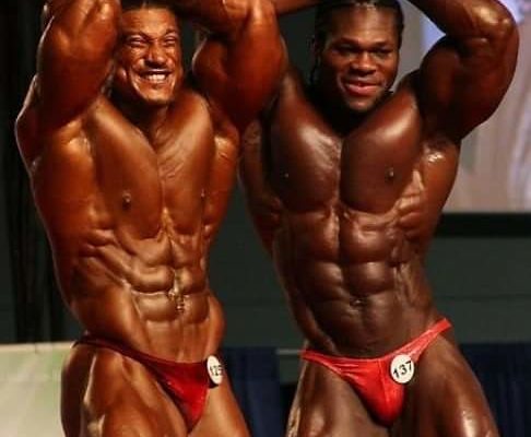 un confronto all'Arnold Classic Amateur Ohio 2009 tra roelly winklaar pro ifbb e lionel beyeke doppi bicipiti