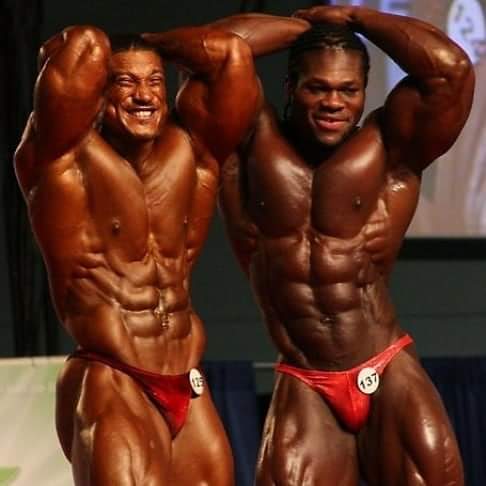 un confronto all'Arnold Classic Amateur Ohio 2009 tra roelly winklaar pro ifbb e lionel beyeke doppi bicipiti