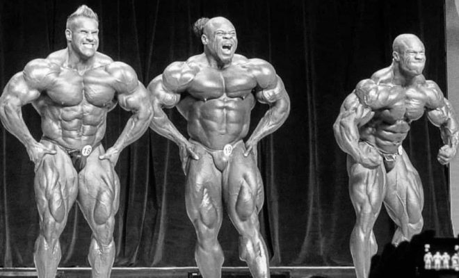 kai gereene pro ifbb esegue la posa di most muscular sul palco di una gara della pro league