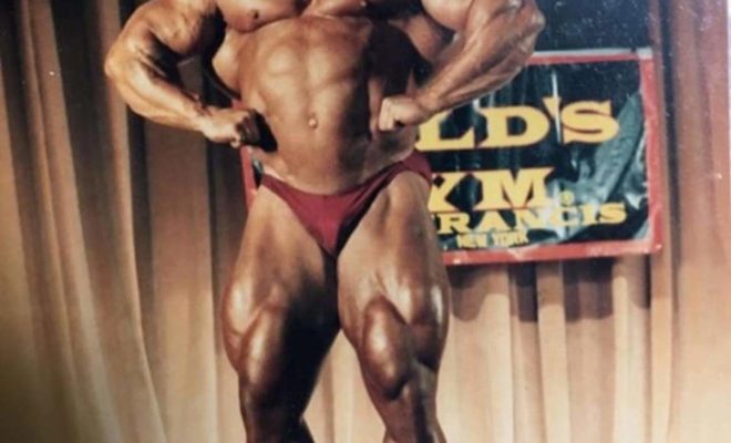 dorian yates durante una guest posing in offseason negli anni 90