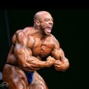 sergio oliva jr sul palco di una gara in America esegue la posa di most muscular