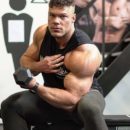Wesley Vissers pro ifbb classic physique allena i bicipiti in palestra