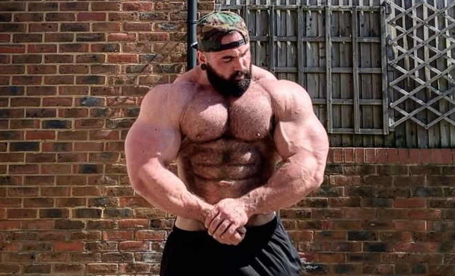 luke sandoe pro ifbb esegue la posa di most muscular