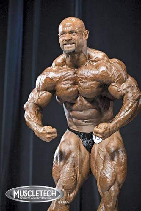 branch warren esegue la posa di most muscular sul palco dell'Arnold Classic in Ohio