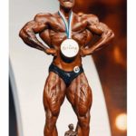 chris bumstead sul palco del mister olympia 2019 premiato nel classic physique