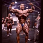 derek lunsford esegue la posa di doppi bicipiti frontali nel backstage del mister olympia