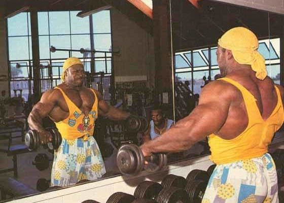 lee haney allena le spalle in palestra