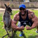 sergio oliva jr posa insieme ad un canguro in australia!