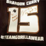 brandon curry autografa la sua maglia della gorilla wear, sponsor di Brandon Curry
