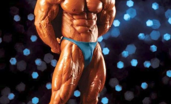 lee labrada in una classic pose tricipiti di lato