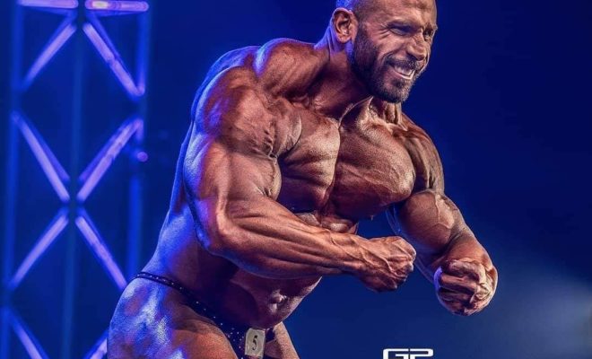 most muscular pose per Andrea Muzi sul palco del Fit Parade 2019 in Ungheria