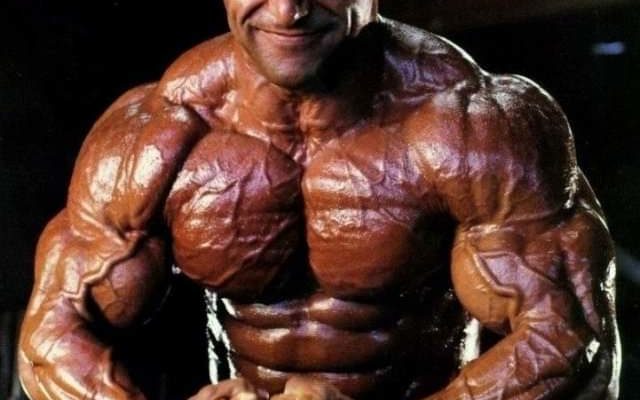 nasser el sonbaty nella posa di most muscular