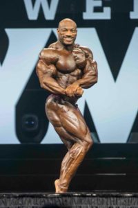 dexter jackson posa sul palco del mister olympia side chest