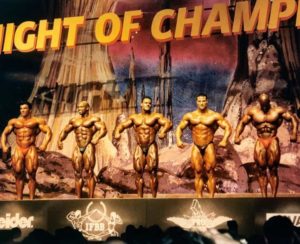 don long sul palco della night of champions ifbb del 1996 con flex wheeler mike matarazzo milos sarcev e ronnie coleman in rilassata frontale