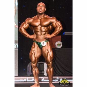 Samir Troudi pro ifbb sul palco di una gara di bodybuilding