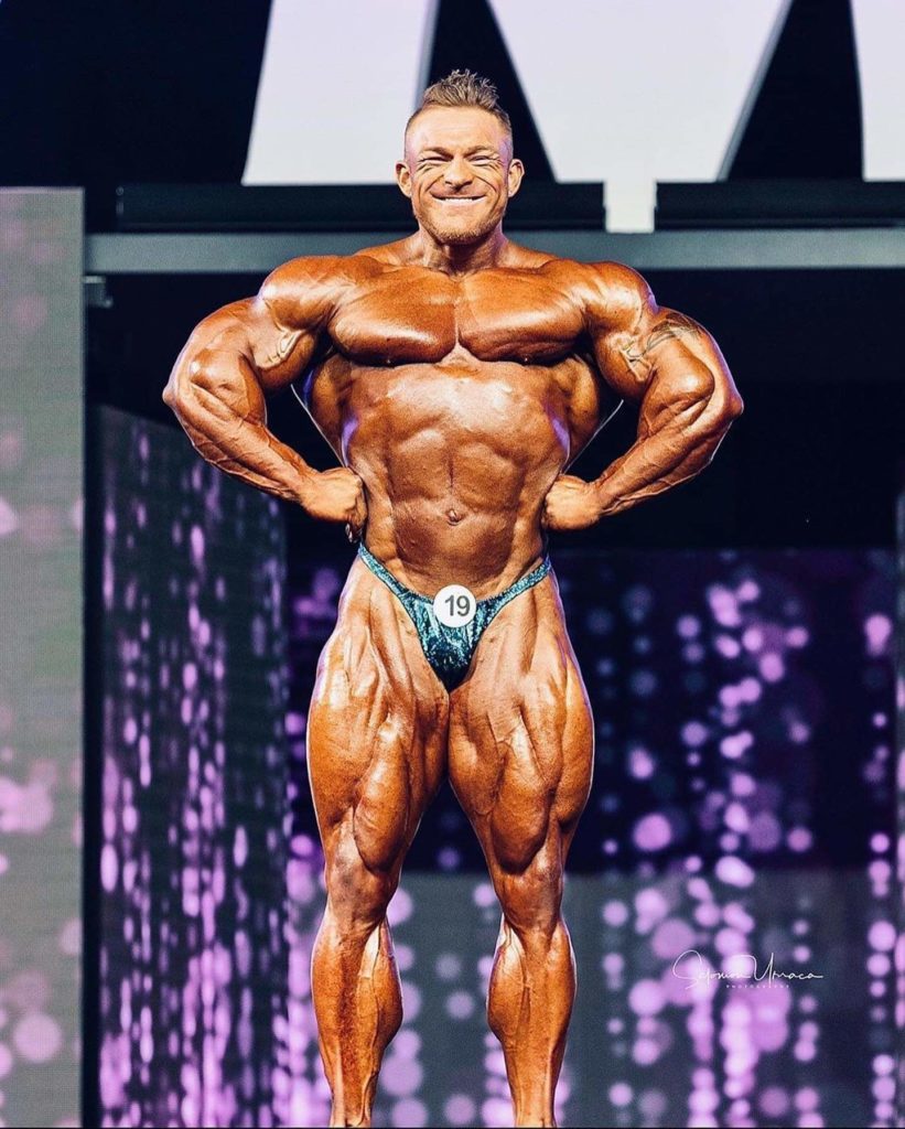 flex lewis sul palco del mister olympia posa apertura dorsali frontali