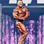 flex lewis ul palco del mister olympia posa side chest