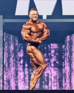 flex lewis ul palco del mister olympia posa side chest
