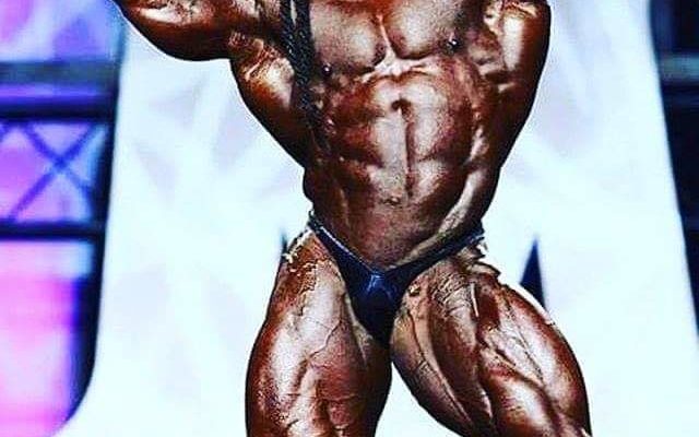 kai greene doppi bicipiti frontali