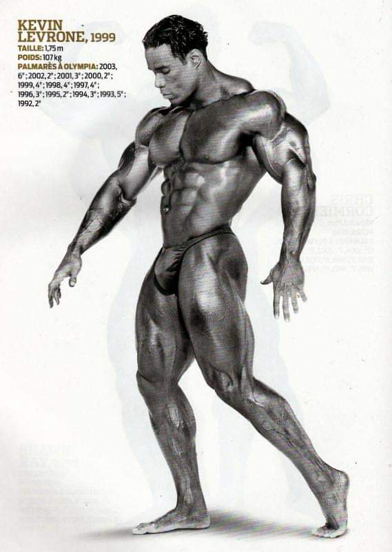 Kevin Levrone in una posa classica per una rivista del settore del bodybuilding