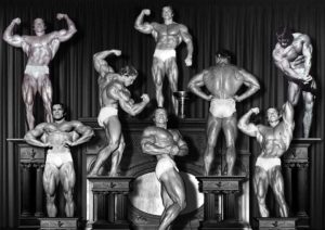 le pose di Arnold sul palco del Mister Olympia