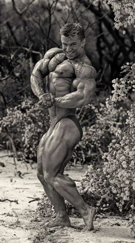 posa di side chest per lee priest