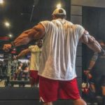 roelly winklaar mostra i tricipiti in palestra in kuwait