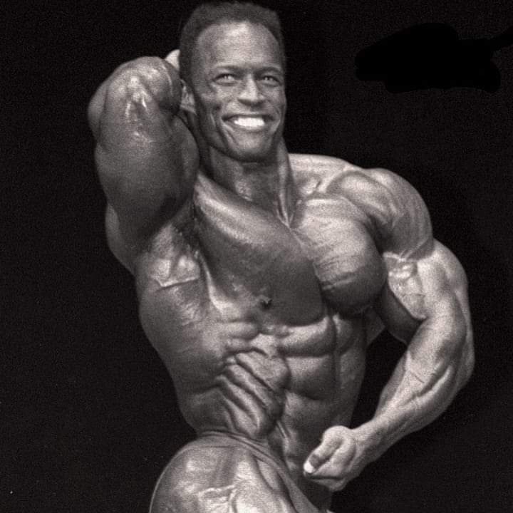 shawn ray esegue la posa di addominali in una delle gare pro ifbb degli anni 90