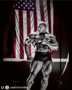 cedric mcmillan in una posa classica