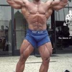 Tevita Aholelei pro ifbb  posa di doppi bicipiti frontale