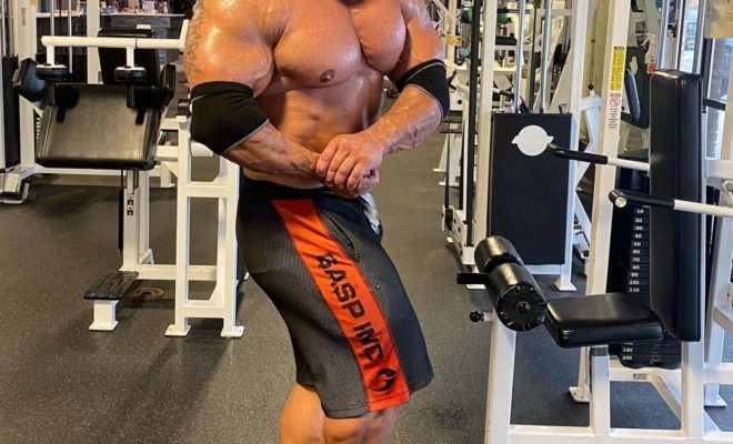 fouad abiad pro ifbb esegue la posa di side chest - agosto 2020