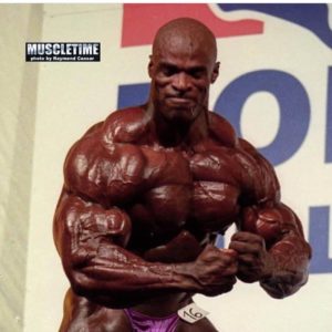 ronnie coleman esegue la posa di most muscular alla kevin levrone