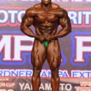 Dwayne Walker esegue la posa del più muscoloso sul palco del Tampa PRO IFBB 2020