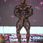 george peterson esegue la posa del più muscoloso sul palco del Tampa PRO IFBB 2020