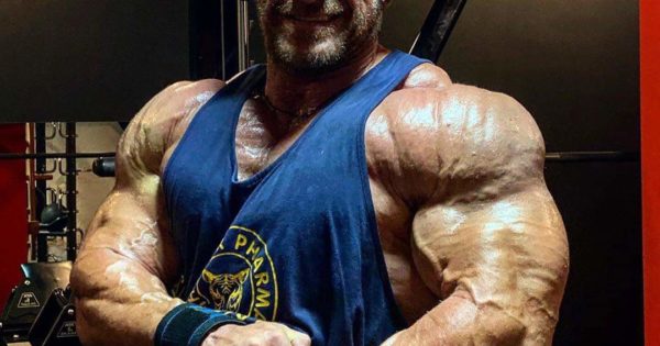 MAREK OLEJNICAZK PRO IFBB IN PREPARAZIONE PER IL 2020 EUROPA PRO CHAMPIONSHIP posa di side chest