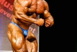 branch warren esegue la posa del più muscoloso alla night of champions 2004