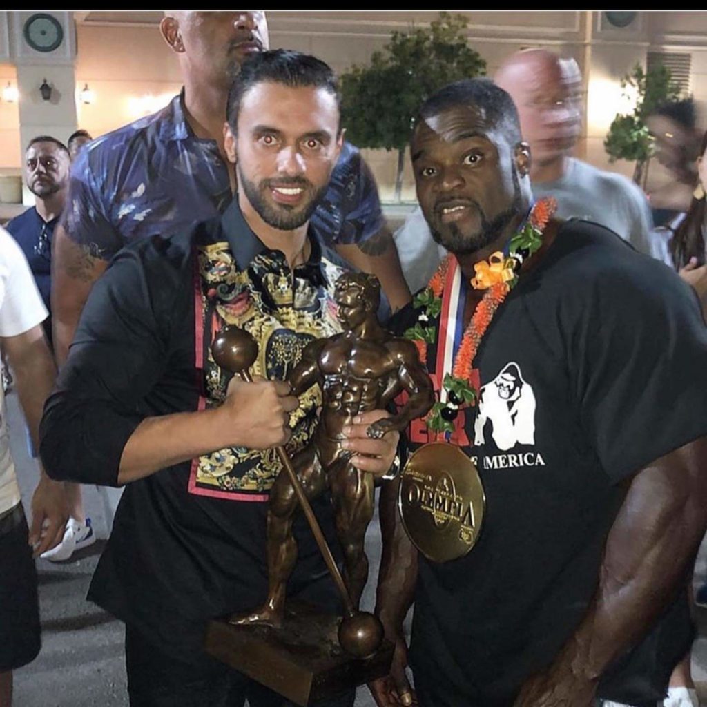 brandon curry e COACH ABDULLAH con il trofeo del mister olympia chiamato Sandow