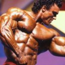 Charles Clairmonte durante la posing routine sul palco del mister olympia