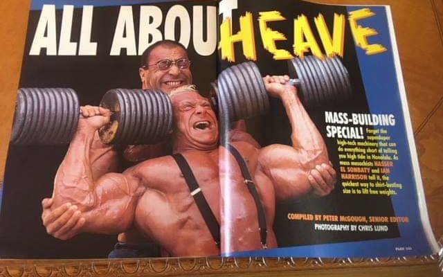 ian harrison e nasser el sonbaty allenano le spalle in un vecchio numero della rivista flex magazine