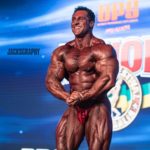 jake nikolopoulos esegue una posa di most muscular sul palco dell'Arnold Classic Amateur Australia 2020